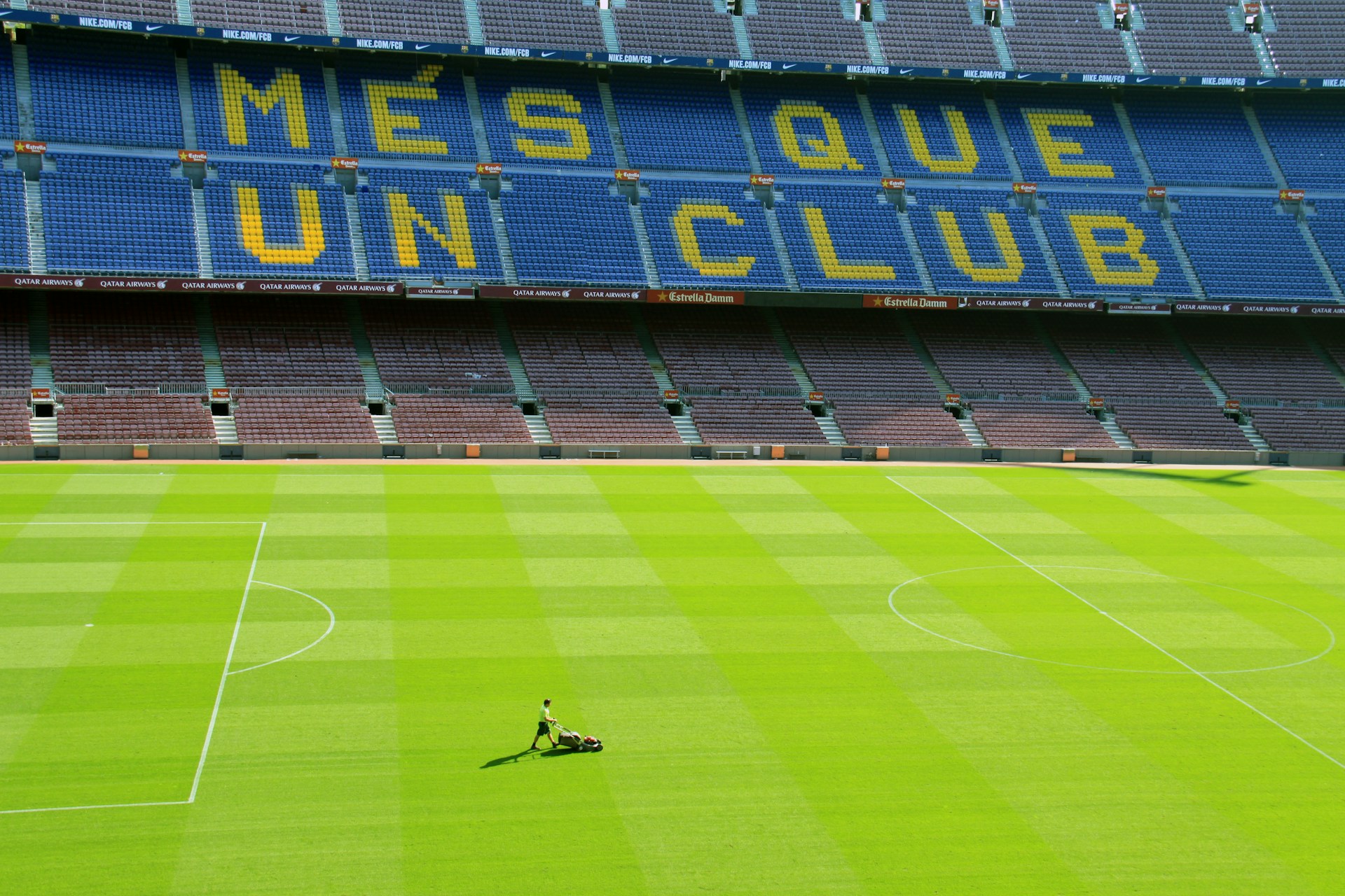 Köp fotbollsbiljetter Barcelona och upplev magin på Camp Nou med tryggt arrangemang